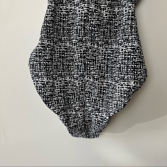Speedo One Piece Swimsuit Black and White Crisscross Pattern - Picture 10 of 10